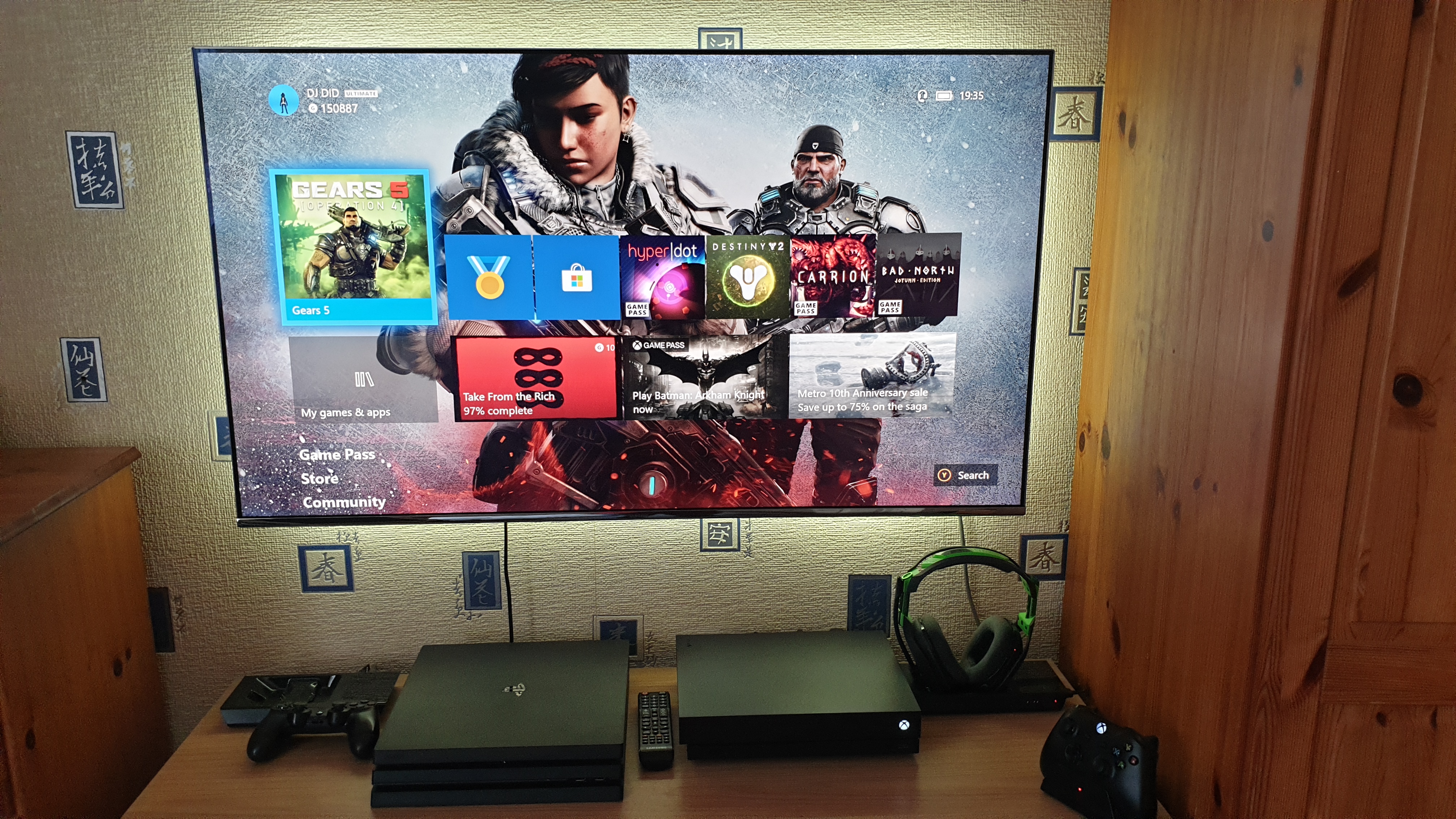 Here's another tv setup more of a gaming setup with an Xbox one and an Xbox  360